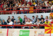Pas incidentit të rëndë gjatë ndeshjes së basketbollit mes Maqedonisë së Veriut dhe Rumanisë në Kumanovë, ku u dëgjuan thirrje raciste dhe anti-shqiptare, Bashkimi Demokratik për Integrim (BDI) ka reaguar ashpër, duke e cilësuar këtë ngjarje si një sulm të organizuar ndaj bashkëjetesës dhe dinjitetit të shqiptarëve. Në deklaratë thuhet se në vend të brohorimave sportive, publiku dëgjoi parulla të rënda si “Shqiptari i mirë është shqiptari i vdekur” dhe “Dhoma e gazit për shqiptarët”, ndërkohë që në sallë ishin të pranishëm udhëheqës të lartë shtetëror, përfshirë kryeministrin Mickoski, ministrin e Brendshëm Toshkovski dhe zyrtarë të tjerë, të cilët nuk reaguan. BDI thekson mungesën e plotë të reagimit institucional, duke përmendur edhe heshtjen e Federatës së Basketbollit dhe të vetë qeverisë. Si rrjedhojë, BDI kërkon dorëheqjen e menjëhershme të dy zyrtarëve shqiptarë: Astrit Isenit, zëvendësministër i Punëve të Brendshme, dhe Safije Sadiki Shainit, zëvendësministre për Sport, për shkak të mosreagimit dhe paaftësisë për të parandaluar këtë akt të urrejtjes etnike. Partia gjithashtu u bën thirrje të gjithë përfaqësuesve shqiptarë në qeveri që të distancohen publikisht nga ngjarja, të kërkojnë sanksione të ashpra dhe të tërhiqen nga një qeveri që, sipas saj, toleron dhe shpërblen urrejtjen. “Çfarë të duhet pushteti, kur të fyhet nëna? Kur të poshtërohet flamuri? Kur të shkelet dinjiteti i kombit?”, thuhet në deklaratë. “Nëse heshtja është çmimi për të mbetur në pushtet, atëherë heshtja është tradhti. Ne nuk do të heshtim.” BDI ka paralajmëruar se do të qëndrojë në krye të reagimeve politike dhe qytetare deri në vendosjen e drejtësisë dhe ndëshkimin e përgjegjësve.