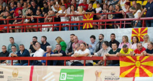 Pas incidentit të rëndë gjatë ndeshjes së basketbollit mes Maqedonisë së Veriut dhe Rumanisë në Kumanovë, ku u dëgjuan thirrje raciste dhe anti-shqiptare, Bashkimi Demokratik për Integrim (BDI) ka reaguar ashpër, duke e cilësuar këtë ngjarje si një sulm të organizuar ndaj bashkëjetesës dhe dinjitetit të shqiptarëve. Në deklaratë thuhet se në vend të brohorimave sportive, publiku dëgjoi parulla të rënda si “Shqiptari i mirë është shqiptari i vdekur” dhe “Dhoma e gazit për shqiptarët”, ndërkohë që në sallë ishin të pranishëm udhëheqës të lartë shtetëror, përfshirë kryeministrin Mickoski, ministrin e Brendshëm Toshkovski dhe zyrtarë të tjerë, të cilët nuk reaguan. BDI thekson mungesën e plotë të reagimit institucional, duke përmendur edhe heshtjen e Federatës së Basketbollit dhe të vetë qeverisë. Si rrjedhojë, BDI kërkon dorëheqjen e menjëhershme të dy zyrtarëve shqiptarë: Astrit Isenit, zëvendësministër i Punëve të Brendshme, dhe Safije Sadiki Shainit, zëvendësministre për Sport, për shkak të mosreagimit dhe paaftësisë për të parandaluar këtë akt të urrejtjes etnike. Partia gjithashtu u bën thirrje të gjithë përfaqësuesve shqiptarë në qeveri që të distancohen publikisht nga ngjarja, të kërkojnë sanksione të ashpra dhe të tërhiqen nga një qeveri që, sipas saj, toleron dhe shpërblen urrejtjen. “Çfarë të duhet pushteti, kur të fyhet nëna? Kur të poshtërohet flamuri? Kur të shkelet dinjiteti i kombit?”, thuhet në deklaratë. “Nëse heshtja është çmimi për të mbetur në pushtet, atëherë heshtja është tradhti. Ne nuk do të heshtim.” BDI ka paralajmëruar se do të qëndrojë në krye të reagimeve politike dhe qytetare deri në vendosjen e drejtësisë dhe ndëshkimin e përgjegjësve.