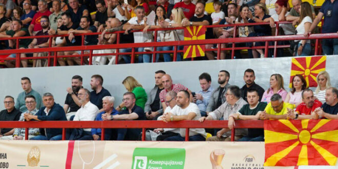 Pas incidentit të rëndë gjatë ndeshjes së basketbollit mes Maqedonisë së Veriut dhe Rumanisë në Kumanovë, ku u dëgjuan thirrje raciste dhe anti-shqiptare, Bashkimi Demokratik për Integrim (BDI) ka reaguar ashpër, duke e cilësuar këtë ngjarje si një sulm të organizuar ndaj bashkëjetesës dhe dinjitetit të shqiptarëve. Në deklaratë thuhet se në vend të brohorimave sportive, publiku dëgjoi parulla të rënda si “Shqiptari i mirë është shqiptari i vdekur” dhe “Dhoma e gazit për shqiptarët”, ndërkohë që në sallë ishin të pranishëm udhëheqës të lartë shtetëror, përfshirë kryeministrin Mickoski, ministrin e Brendshëm Toshkovski dhe zyrtarë të tjerë, të cilët nuk reaguan. BDI thekson mungesën e plotë të reagimit institucional, duke përmendur edhe heshtjen e Federatës së Basketbollit dhe të vetë qeverisë. Si rrjedhojë, BDI kërkon dorëheqjen e menjëhershme të dy zyrtarëve shqiptarë: Astrit Isenit, zëvendësministër i Punëve të Brendshme, dhe Safije Sadiki Shainit, zëvendësministre për Sport, për shkak të mosreagimit dhe paaftësisë për të parandaluar këtë akt të urrejtjes etnike. Partia gjithashtu u bën thirrje të gjithë përfaqësuesve shqiptarë në qeveri që të distancohen publikisht nga ngjarja, të kërkojnë sanksione të ashpra dhe të tërhiqen nga një qeveri që, sipas saj, toleron dhe shpërblen urrejtjen. “Çfarë të duhet pushteti, kur të fyhet nëna? Kur të poshtërohet flamuri? Kur të shkelet dinjiteti i kombit?”, thuhet në deklaratë. “Nëse heshtja është çmimi për të mbetur në pushtet, atëherë heshtja është tradhti. Ne nuk do të heshtim.” BDI ka paralajmëruar se do të qëndrojë në krye të reagimeve politike dhe qytetare deri në vendosjen e drejtësisë dhe ndëshkimin e përgjegjësve.