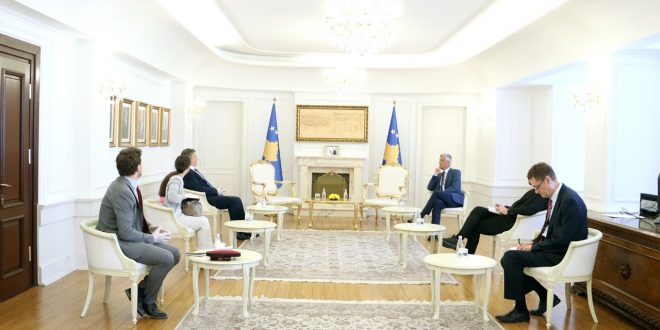 Kryetari Thaçi e pret në takim Shefin e Misionit të EULEX-it, Lars-Gunnar Wigemark, bisedojnë për zhvillimet në vend