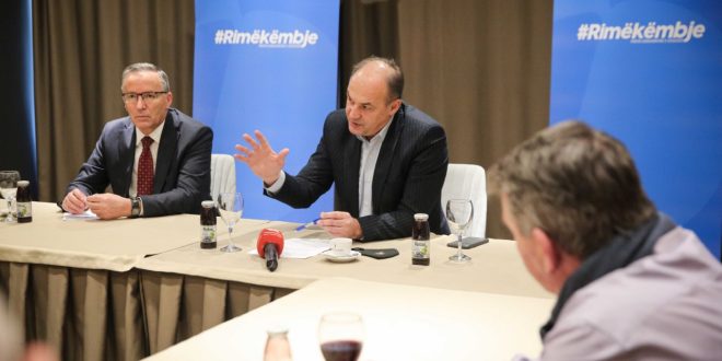 Enver Hoxhaj takon përfaqesuesit e sidikatave, premton rritje të pagave deri në 30 për qind për sektorin publik