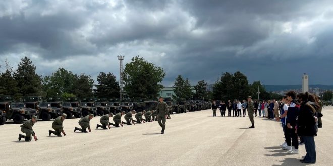 Fëmijë të shumtë sot e kanë vizituar kazermat e Forcës së Sigurisë të Kosovës