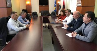 Shefi i GP të AAK-së, Daut Haradinaj takon përfaqësuesit e Federatës Sindikale të Kosovës, Blerim Syla dhe Islam Krasniqi