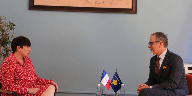 Ministri i Shëndetësisë Arben Vitia pret në takim sot ambasadoren e Francës në Kosovë, Marie-Christine Butel