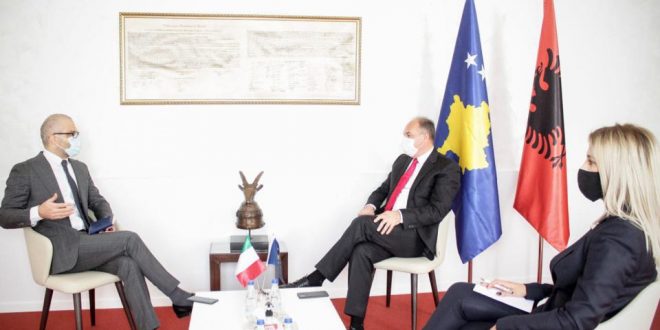 Hoxhaj e takon ambasadorin italian, Nicola Orlando, me të cilin bisedojnë për situatën aktuale në Kosovë