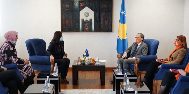 Kryeministri Hoti, ka takuar sot përfaqësueset e Grupit të Grave Deputete të Kosovës