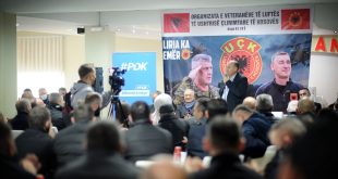 Enver Hoxhaj gjatë takimit me veteranët në Klinë tha se Vjosa Osmani e Albin Kurti u ndalën nga 15 fëmijë në veri të vendit