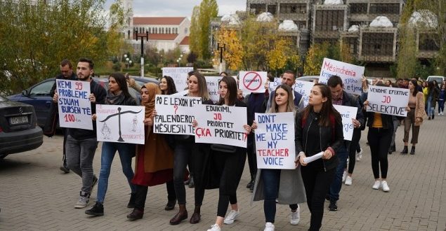 Studentët e Fakultetit të Edukimit e bojkotojnë mësimin për shkak të mos përmbushjes së kërkesës që të kenë bursa