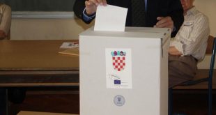 Në Kroaci sot mbahen zgjedhjet presidenciale ku në garë janë 11 kandidatë, tre prej të cilëve pretendentë kryesorë