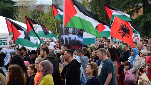 Në Tiranë është mbajtur përsëri një tubim në mbështetje të Palestinës dhe popullit të saj duke dënuar sulmet çnjerëzore të Izraelit