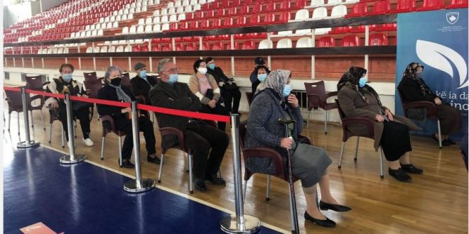 Deri në mesditë sot janë vaksinuar kundër virusit korona 170 perona të moshës 75 - 79 vjeç në Prishtinë