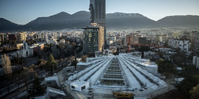 The Economist: Shqipëria nuk është më një shaka e keqe ballkanike, por një shtet që shihet si një ndriçim për Ballkanin