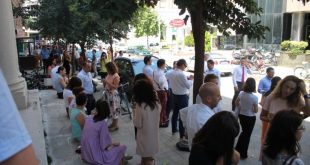 Pas tërmetit, me magnitudë 5.1 ballë rrugët e Tiranës mbushen me njerëz të shqetësuar