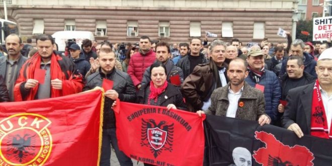 Në Tiranë protestojnë pas marrëveshjes Shqipëri – Greqi nga e cila 12 milje të detit shqiptar i kalojnë shtetit fqinj