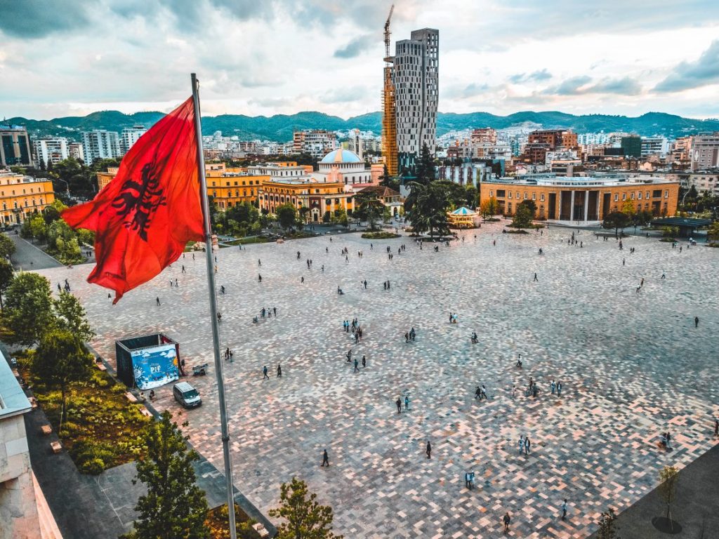 Shqipëria përballet me rënie demografike  2026 nis me më shumë vdekje sesa lindje