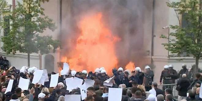 Ambasada angleze në Tiranë ka reaguar për protestën e militantëve të Sali Berishës dhe Ilir Metes para Bashkisë në Tiranë