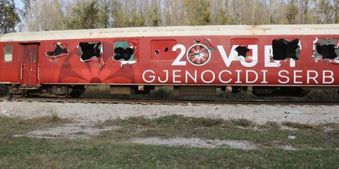 Treni i vendosur në Bllacë, nga Qeveria e Kosovës, në kujtim të 20-vjetorit të ikjes nga Kosovës është shkatërruar