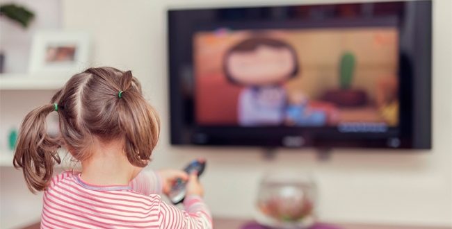 OBSH rekomandon që fëmijët e moshës 2 deri në 4 vjeç të mos ekspozohen para ekraneve më shumë se një orë në ditë