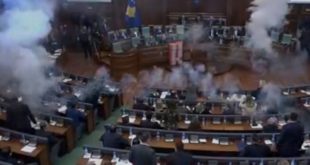 Sërish ndërpritet seanca e Kuvendit të Kosovës, sërish hidhet gaz nga deputetët e Lëvizjes Vetëvendosje