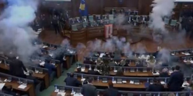 Sërish ndërpritet seanca e Kuvendit të Kosovës, sërish hidhet gaz nga deputetët e Lëvizjes Vetëvendosje