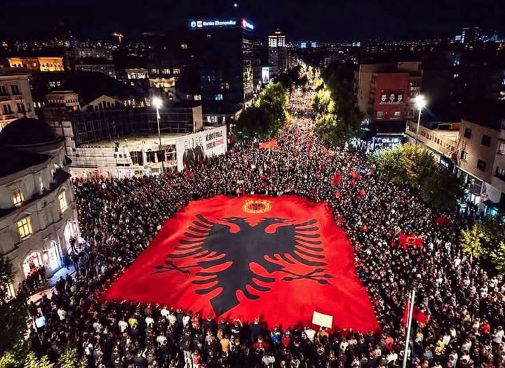 Kryeqyteti krejt  UÇK   Rama  Prishtina më e bukur se kurrë