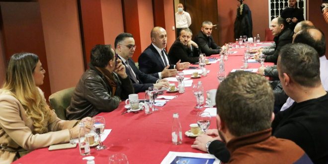 Kryetari i AAK-së, Ramush Haradinaj takon përfaqësuesit e Odës së Hotelerisë dhe Turizmit të Kosovës