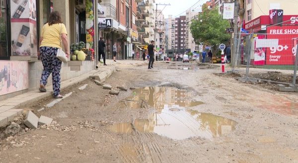 Banorët e rrugës “Muharrem Fejza” protestojnë sot për shkak të vonesave të punimeve dhe për gjendjen e rrugës