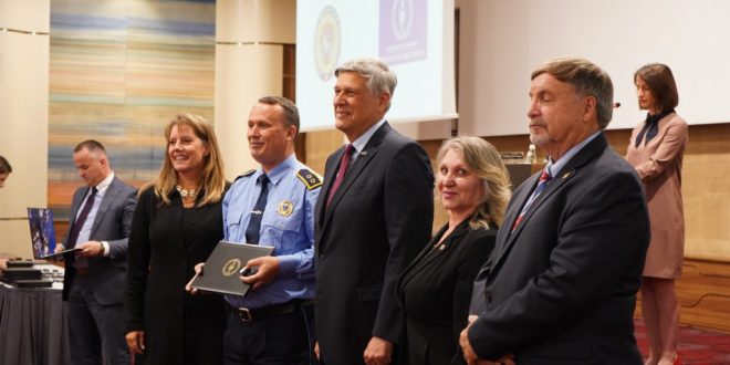 U diplomuan 43 policë të Shkollës së Stafit dhe Komandës së Policisë