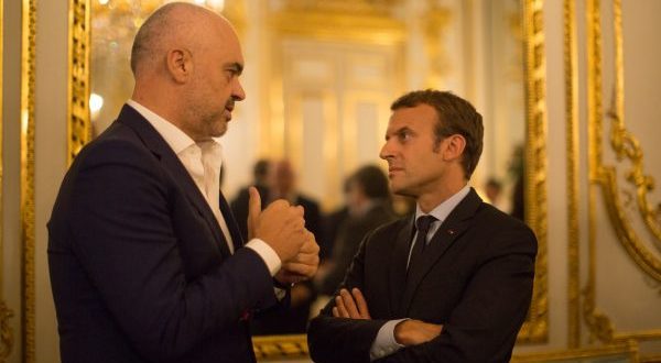 Macron i kërkon falje kryeministrit Rama për ngatërrimin e himnit shqiptar nga Federata Franceze e Futbollit