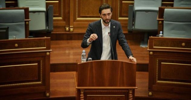 Uran Ismaili: Prioritet për kryeministrin Kurti ishte Bojken Abazi e jo sigurimi i vaksinave për qytetarët e Kosovës