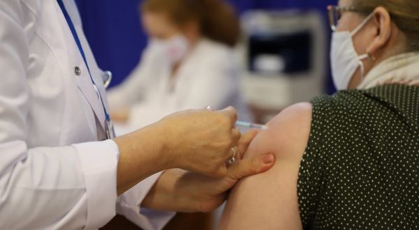 Ministria e Shëndetësisë u ka bërë thirrje qytetarëve që të kenë kujdes në dy javët e para pas vaksinimit