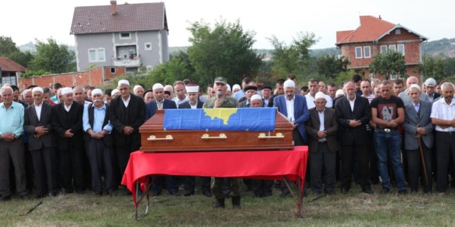 Me nderime të larta ushtarake u varros pjesëtari i FSK-së, kapiten, Sahit Goxhuli