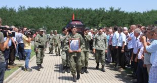 Ne nderime të larta ushtarake u varros kapiteni i FSK-së, Sejdi Krasniqi