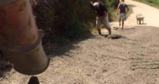 Banorët e Vaslievës së Drenasit të vetë-organizuar e shtrojnë rrugën me beton