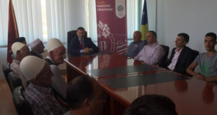 Vehapi takon familjarët e dëshmorëve në Ditën e Çlirimit
