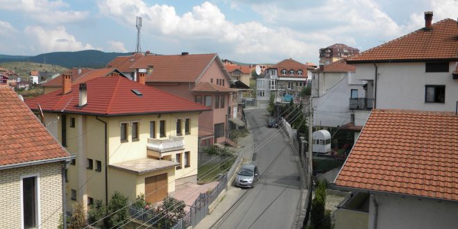 Një bandit persekuton një lagje në Prishtinë, duket se Prokuroria pret edhe më shumë se 14 raste të dhunës