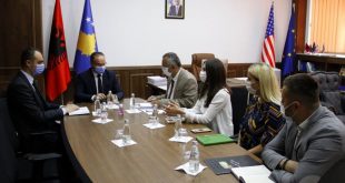 Ministri Krasniqi pret në takim përfaqësuesit e OAK-ut, bisedojnë për pakon fiskale dhe gjendjen e bizneseve