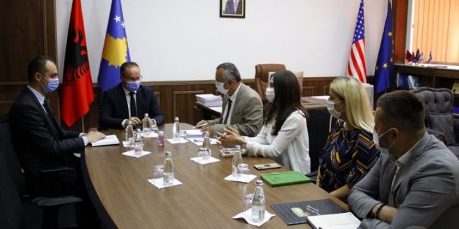 Ministri Krasniqi pret në takim përfaqësuesit e OAK-ut, bisedojnë për pakon fiskale dhe gjendjen e bizneseve