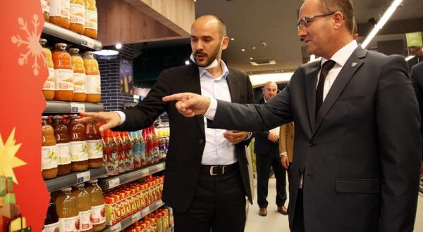 Ministri Krasniqi gjatë inspektimit të disa markete identifikon parregullsi, urdhëron për konfiskimin e mallit