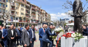 Kreu i Kuvendit të Kosovës, Kadri Veseli, të martën, në 27-vjetorin e vdekjes së veprimtarit të shquar të çështjes kombëtare, Fadil Vatës, ka bërë nderime