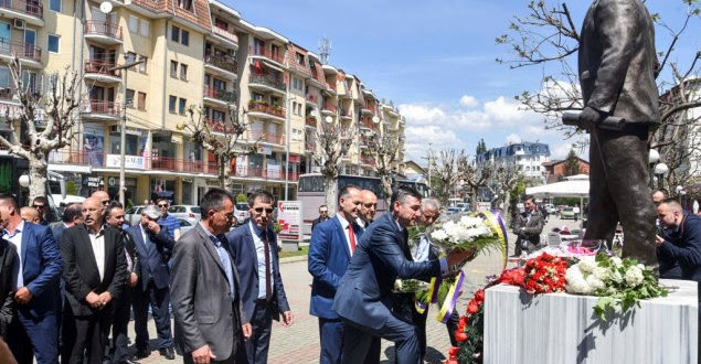 Kreu i Kuvendit të Kosovës, Kadri Veseli, të martën, në 27-vjetorin e vdekjes së veprimtarit të shquar të çështjes kombëtare, Fadil Vatës, ka bërë nderime