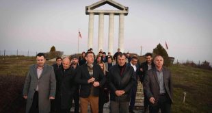 Kryetari i Kuvendit të Kosovës, Kadri Veseli për Krishtlindje nderon katër dëshmorët dhe familjen Lleshi