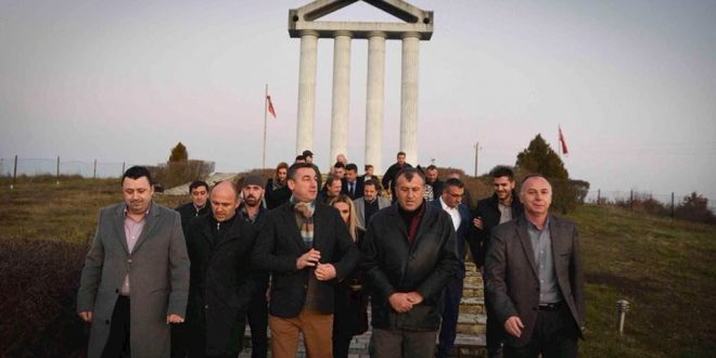 Kryetari i Kuvendit të Kosovës, Kadri Veseli për Krishtlindje nderon katër dëshmorët dhe familjen Lleshi