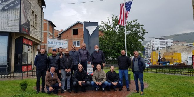 Veteranët e UÇK-së e rregullojnë obeliskun e dëmtuar të ushtarëve amerikanë ditë më parë në Prizren