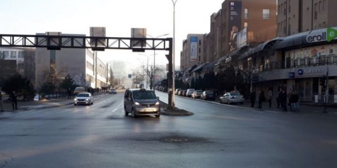 Komuna e Prishtinës bënë të ditur së ndërpritet masa për ndalim të qarkullimit të automjeteve në Qendër