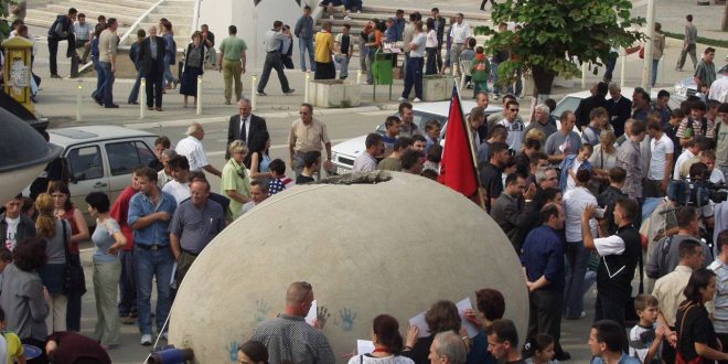 Ilir Muharremi: Ju kujtohet skulptura e vezës pranë Teatrit Kombëtar?