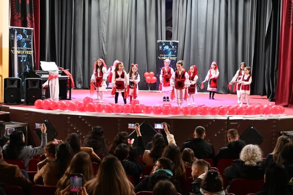 Festivali  Cover Fest  u mbajt në Viti  duke bashkuar fëmijët dhe të rriturit