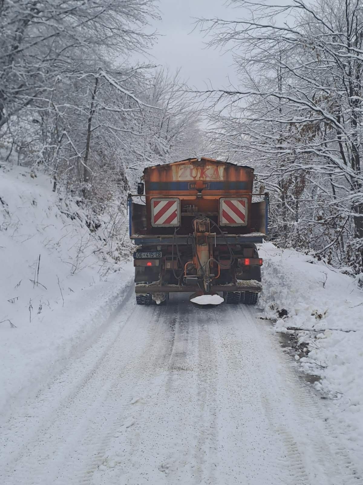 Komuna e Vitisë  ka intervenuar sot në pastrimin e rrugëve nga dëbora në viset malore të fshatrave Debelldeh  Buzovik  Kolishtë  Stubëll e Epërme dhe Lubishtë