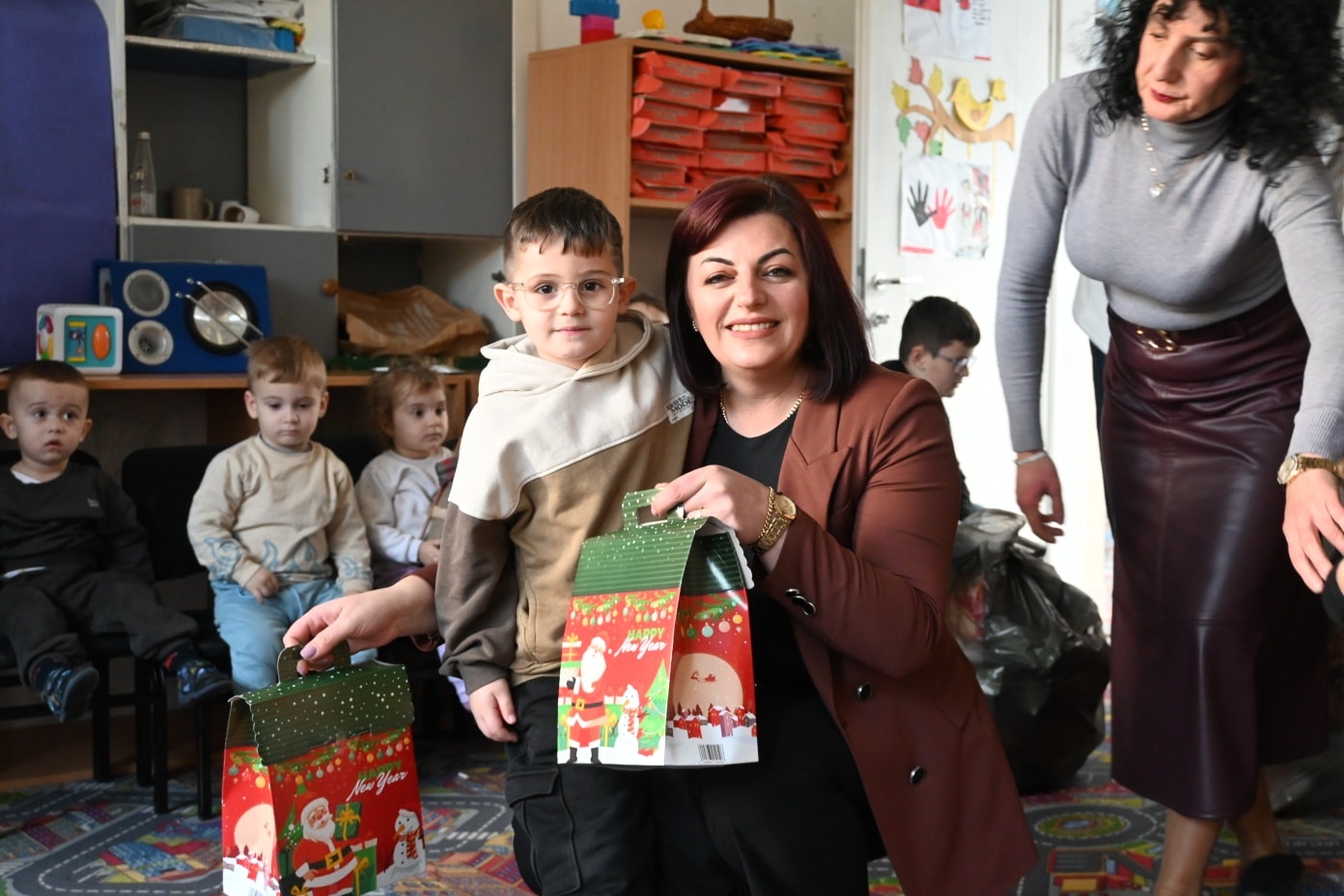 Drejtoresha Ajeti shpërndau dhurata për fëmijët e çerdheve publike në Viti