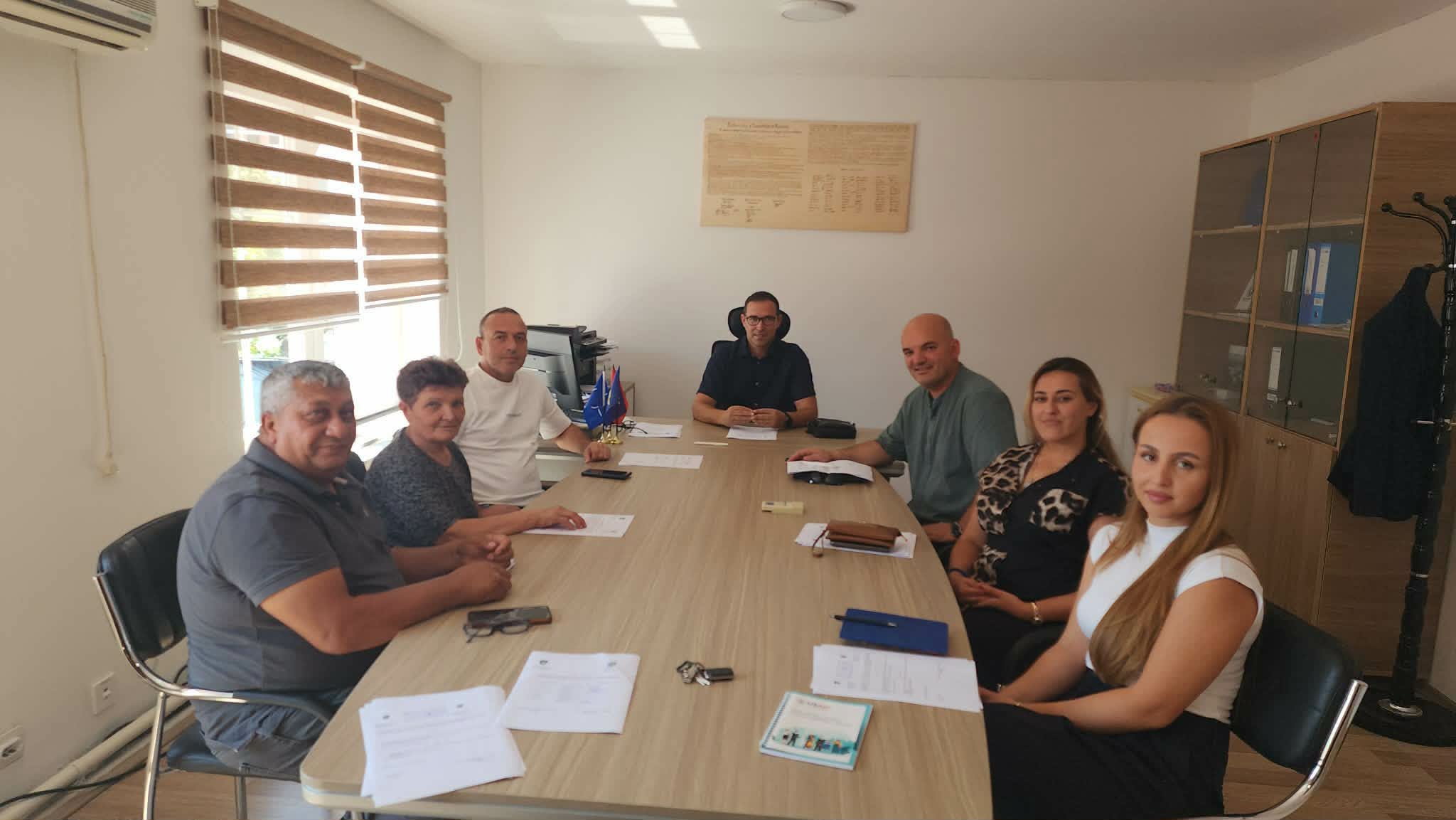 Komiteti për Komunitete diskutoi për sigurinë në shkollat e komunës së Vitisë